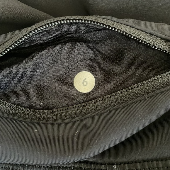 Lululemon Speed Up Low-Rise Lined Short 2.5" Size 6 Color Black - Picture 3 of 6